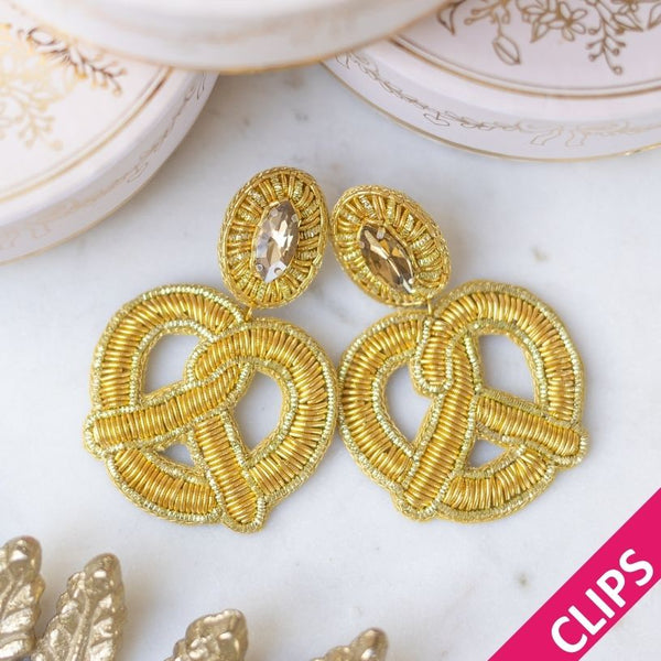 Auffällige Soutacheohrclips als goldene Bretzel