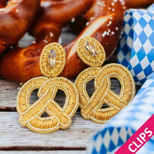 Auffällige Soutacheohrclips als goldene Bretzel