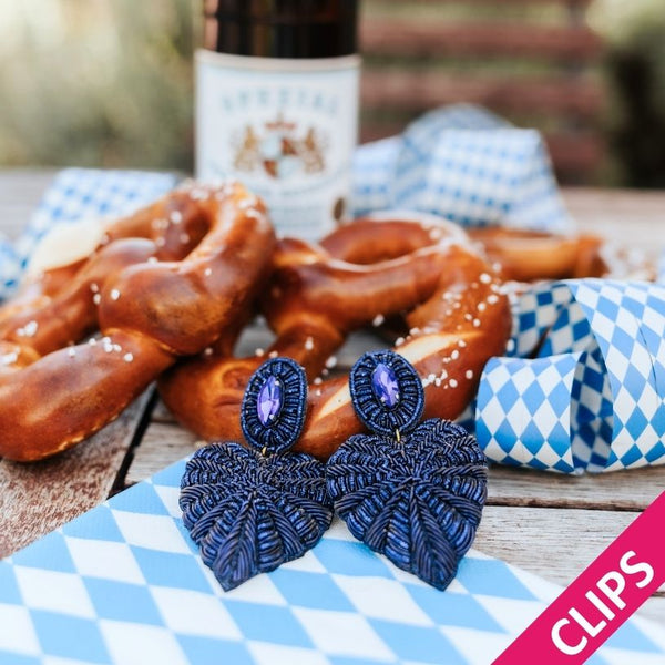 Funkelnde Soutacheohrclips als dunkelblaues Herz