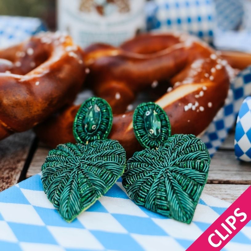 Funkelnde Soutacheohrclips als dunkelgrünes Herz