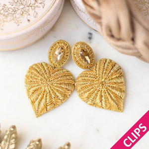Funkelnde Soutacheohrclips als goldenes Herz