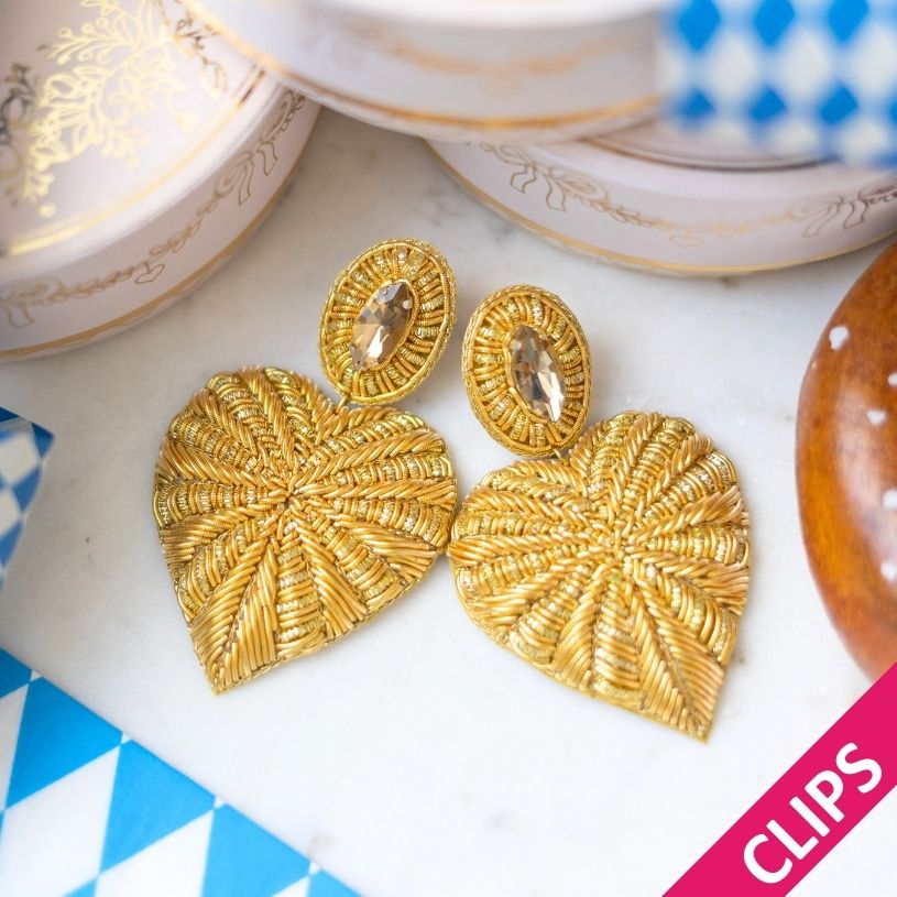 Funkelnde Soutacheohrclips als goldenes Herz