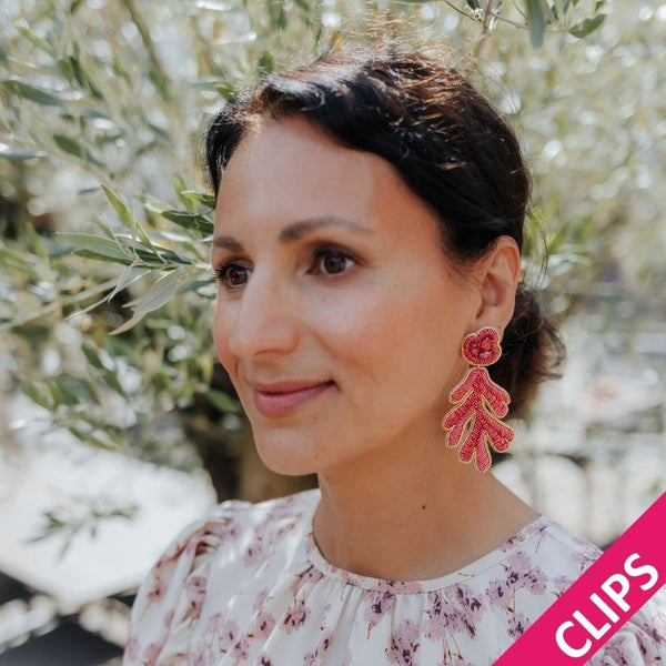Auffällige Soutacheohrclips als pinke Koralle