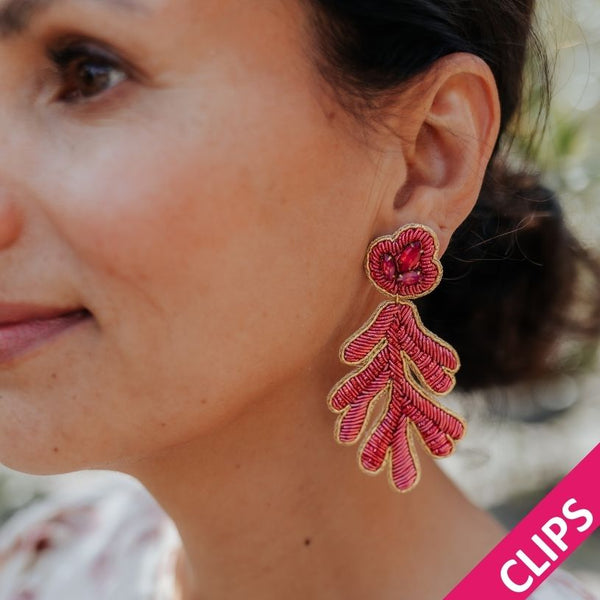Auffällige Soutacheohrclips als pinke Koralle