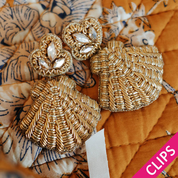 Auffällige Soutacheohrclips als goldene Muschel