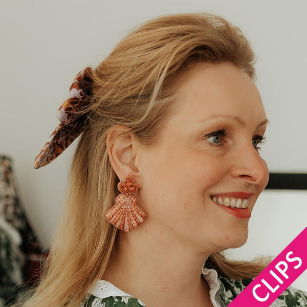 Auffällige Soutacheohrclips als orange Muschel