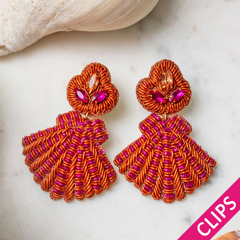 Auffällige Soutacheohrclips als pink-orange Muschel