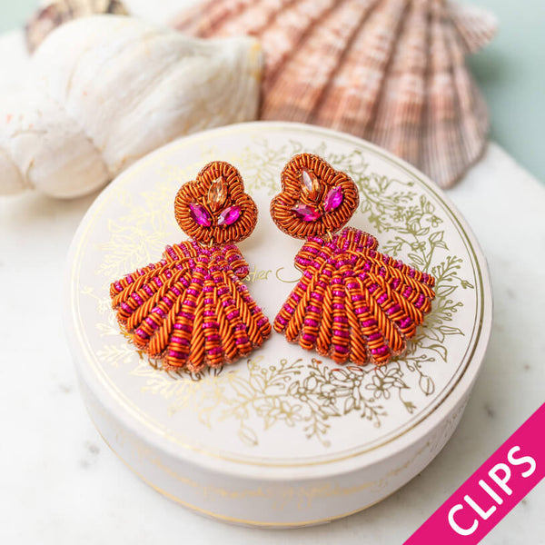 Auffällige Soutacheohrclips als pink-orange Muschel