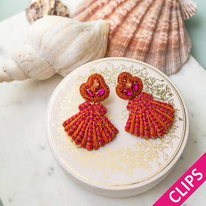Auffällige Soutacheohrclips als pink-orange Muschel
