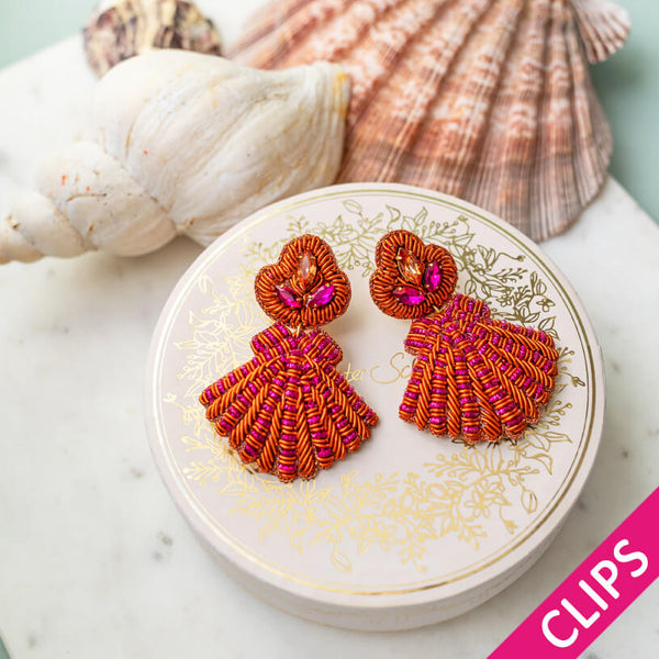 Auffällige Soutacheohrclips als pink-orange Muschel