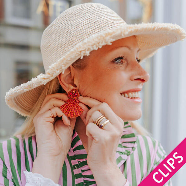 Auffällige Soutacheohrclips als pink-orange Muschel