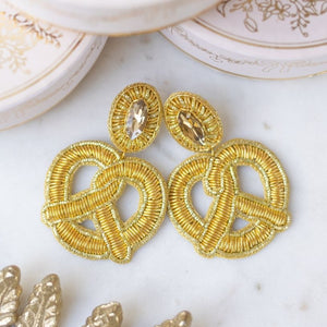 Auffällige Soutacheohrringe als goldene Bretzel