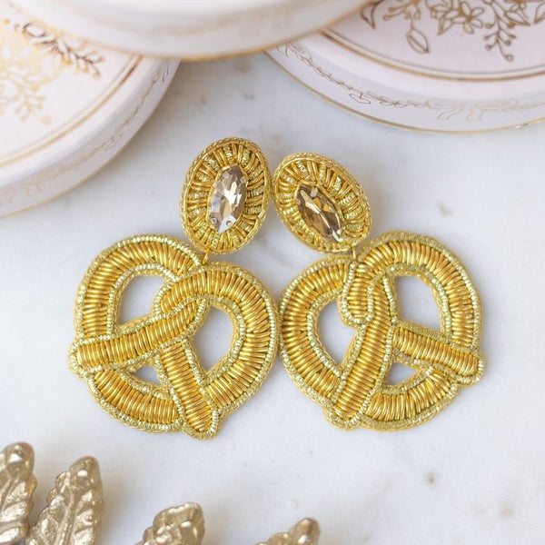 Auffällige Soutacheohrringe als goldene Bretzel