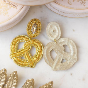 Auffällige Soutacheohrringe als goldene Bretzel