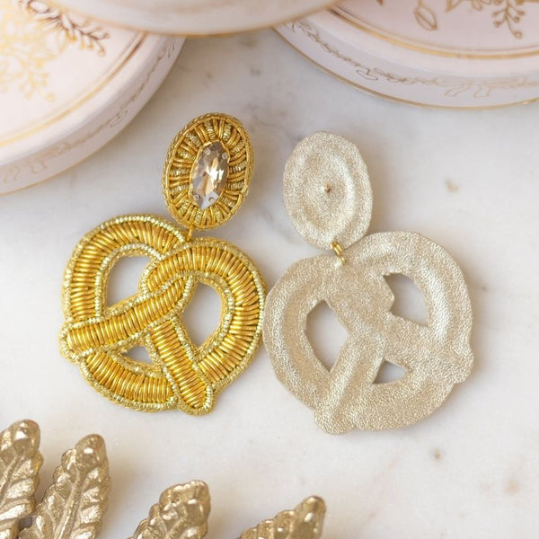 Auffällige Soutacheohrringe als goldene Bretzel