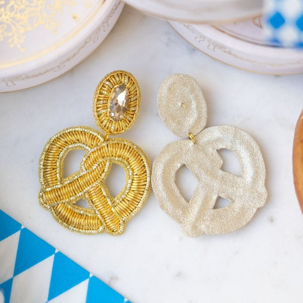 Auffällige Soutacheohrringe als goldene Bretzel