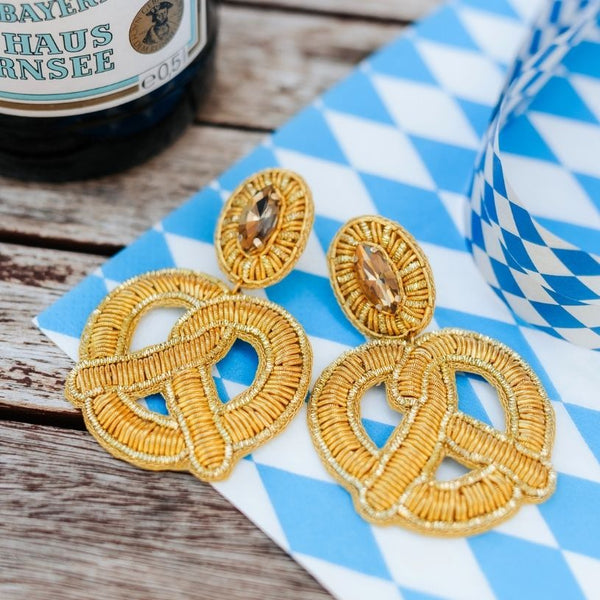 Auffällige Soutacheohrringe als goldene Bretzel
