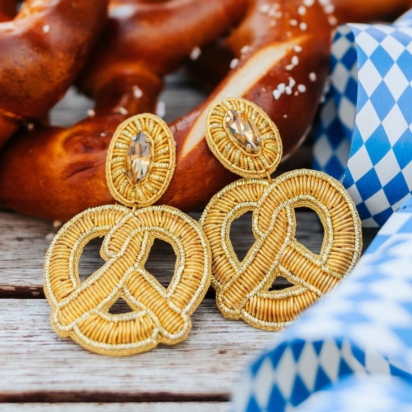 Auffällige Soutacheohrringe als goldene Bretzel