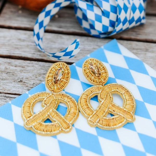 Auffällige Soutacheohrringe als goldene Bretzel