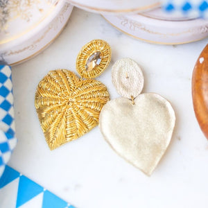 Funkelnde Soutacheohrringe als goldenes Herz