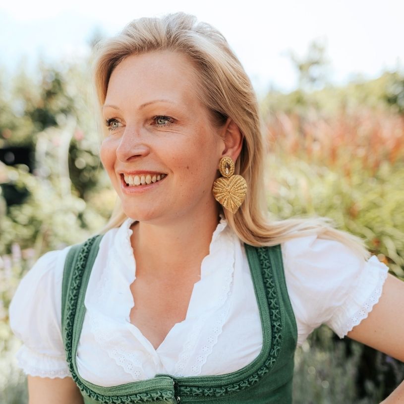 Funkelnde Soutacheohrringe als goldenes Herz