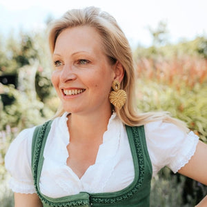 Funkelnde Soutacheohrringe als goldenes Herz