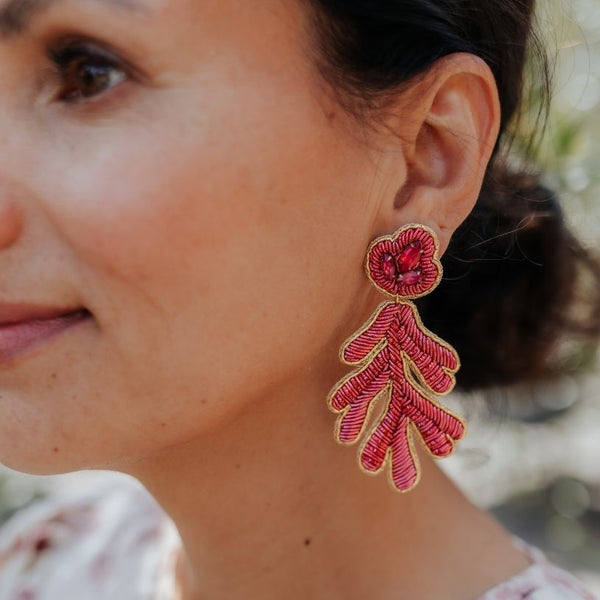 Auffällige SoutacheOhrringe als pinke Koralle