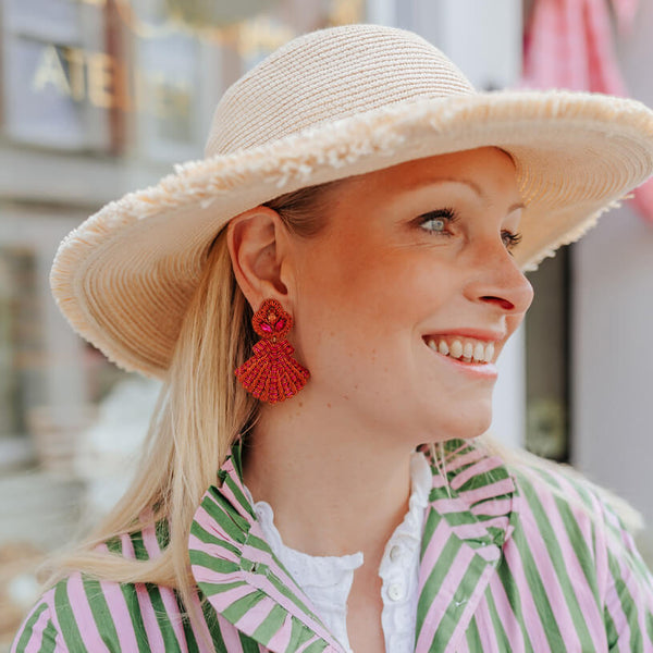 Auffällige SoutacheOhrringe als pink-orange Muschel
