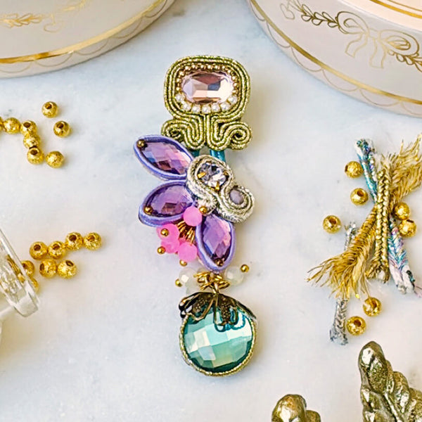 Dekorative Soutache-Ohrstecker in Pastelltönen