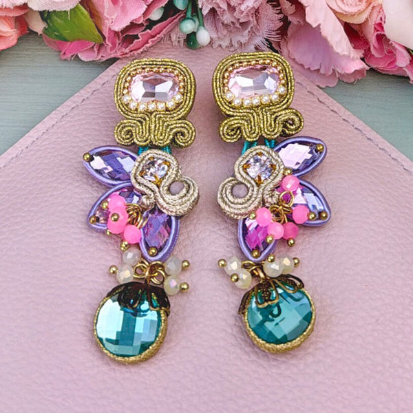 Dekorative Soutache-Ohrstecker in Pastelltönen
