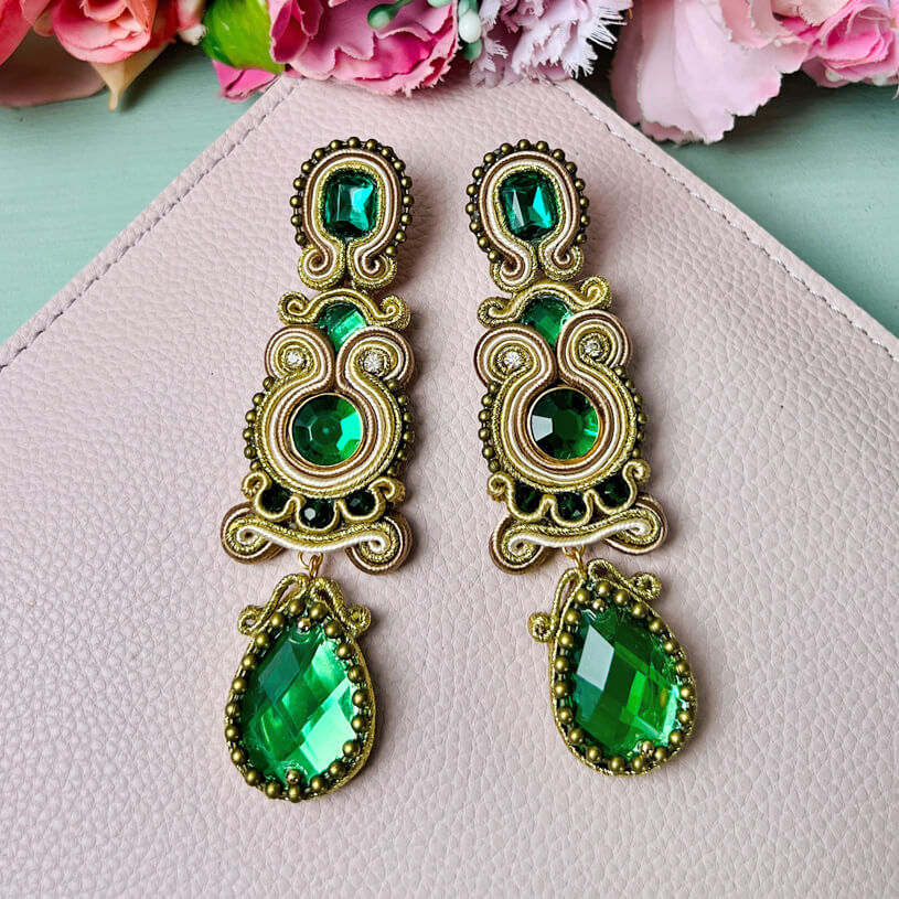 Funkelnde Soutache-Ohrringe in Grün und Gold