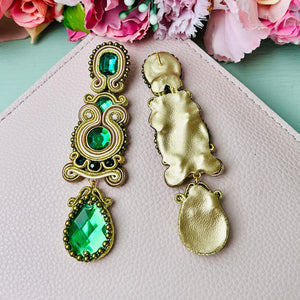 Funkelnde Soutache-Ohrringe in Grün und Gold