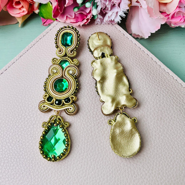 Funkelnde Soutache-Ohrringe in Grün und Gold