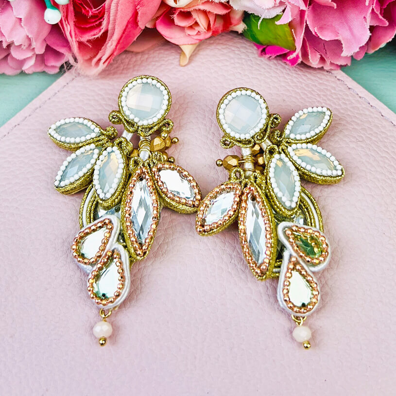 Federleichte Soutache-Ohrringe in Gold- und Champagnertönen