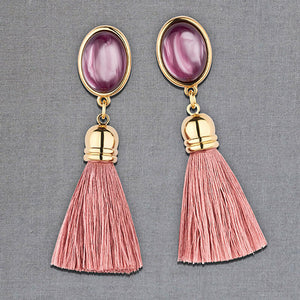 Quasten Ohrringe als Ohrstecker in Amethyst mit  Quaste in Puderrosa von AmuseToi