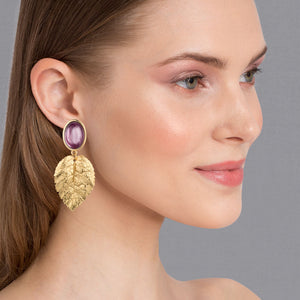Amethystfarbene Ohrstecker mit goldenem Blatt von AmuseToi