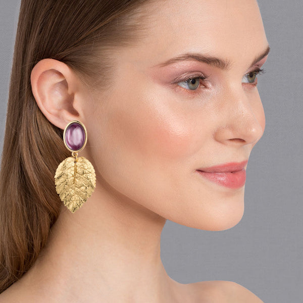 Amethystfarbene Ohrstecker mit goldenem Blatt von AmuseToi