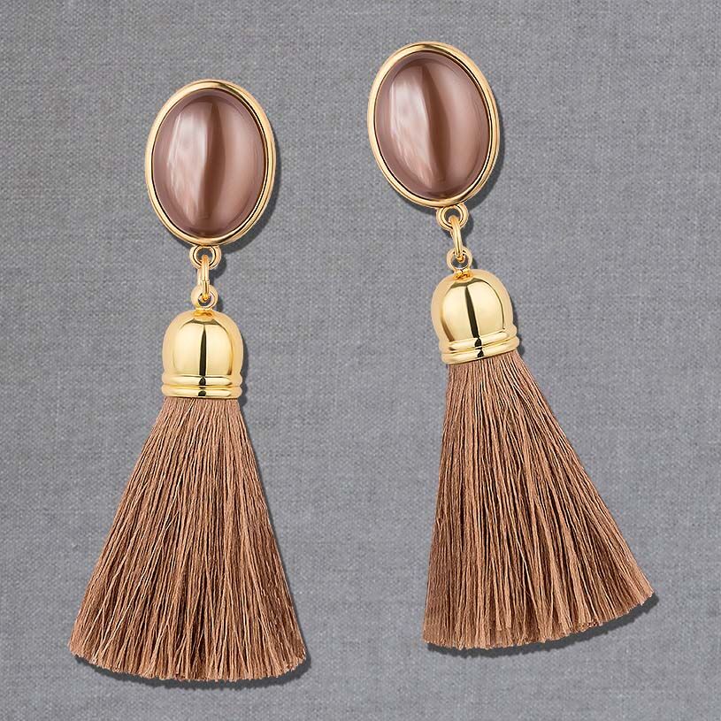 Wunderschöne Quasten Ohrringe als Ohrstecker in Beige von AmuseToi