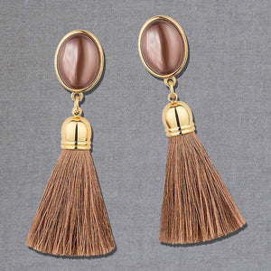 Wunderschöne Quasten Ohrringe als Ohrstecker in Beige von AmuseToi