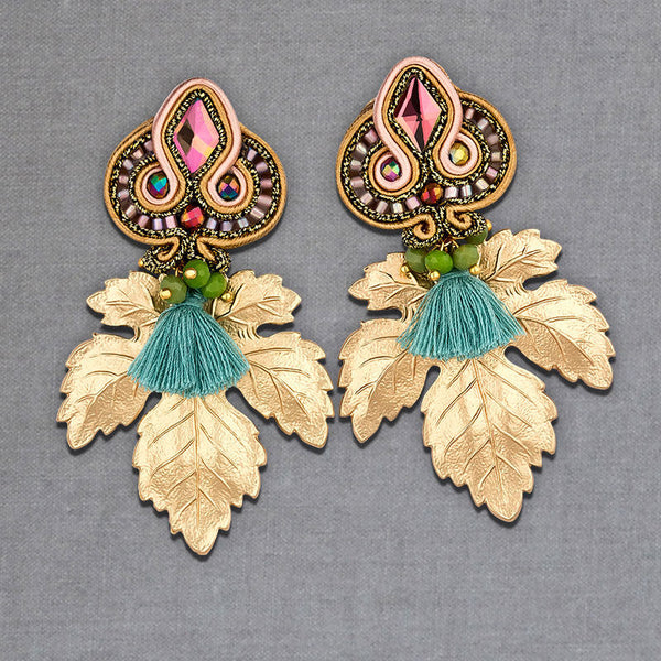 Rosafarbene Soutache-Ohrstecker kleinen hellblauen Quasten und goldenen Blättern
