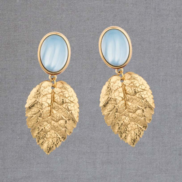 Hellblauer Ohrstecker mit großem goldenem Blatt von AmuseToi