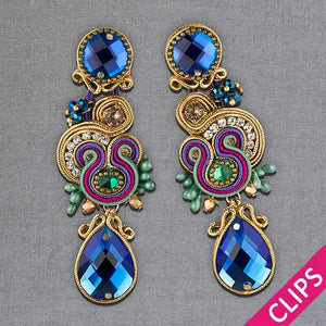 Schimmernde Soutache Ohrclips mit seidigen Bändern in Gold und funkelnden Tropfen in Blau