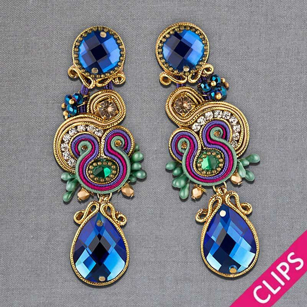 Schimmernde Soutache Ohrclips mit seidigen Bändern in Gold und funkelnden Tropfen in Blau