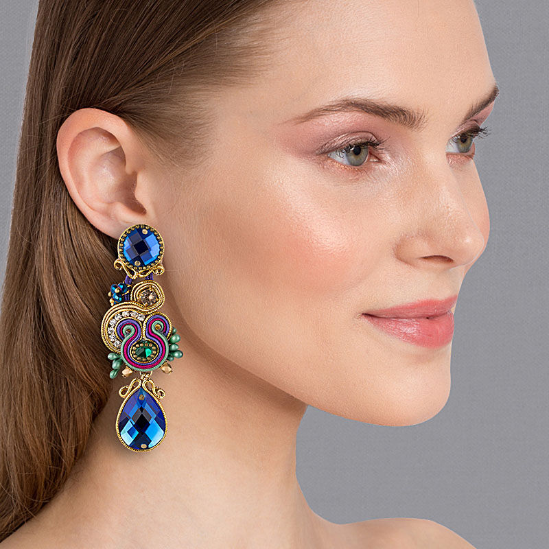 Schimmernde Soutache Ohrclips mit seidigen Bändern in Gold und funkelnden Tropfen in Blau