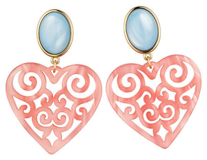 Schöne Herz-Ohrringe mit hellblauen Ohrsteckern und Herz-Ornamenten in Rosa von AmuseToi