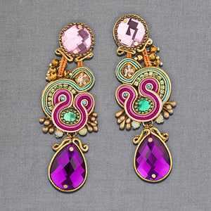 Rosafarbene Soutache Ohrstecker mit seidigen Bändern in Gold und funkelnden Tropfen in Violett