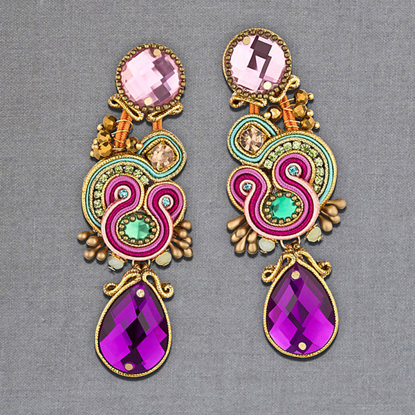 Rosafarbene Soutache Ohrstecker mit seidigen Bändern in Gold und funkelnden Tropfen in Violett