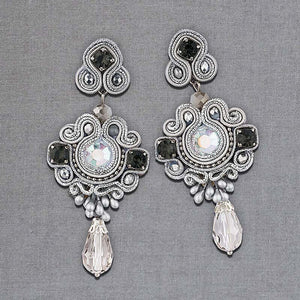 Silberne glänzende Soutache-Ohrstecker mit Glitzer-Steinen