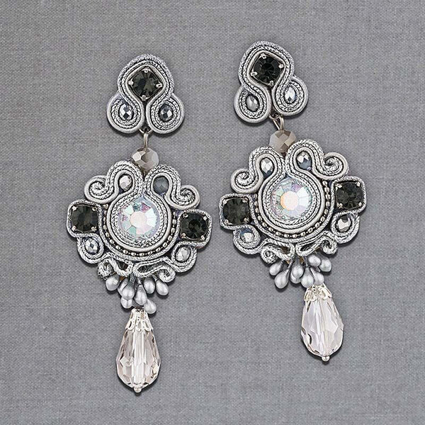 Silberne glänzende Soutache-Ohrstecker mit Glitzer-Steinen