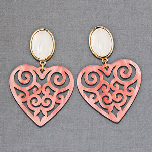 Schöne Herz-Ohrringe mit perlmuttfarbenen Ohrsteckern und Herz-Ornamenten in Rosa von AmuseToi